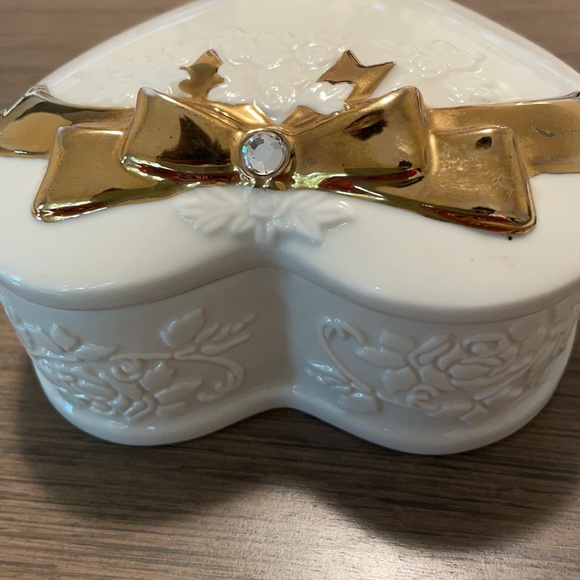 Porcelain musical jewelry box by Mikasa 🎶 - Picture 9 of 12